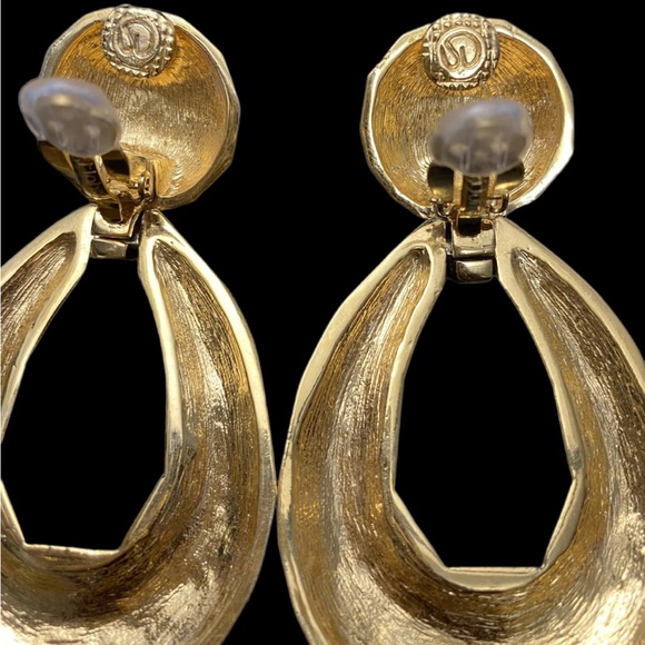 St John Massive 3” Hammered Dangle Knocker Clip Earrings Gold tone - Picture 4 of 5